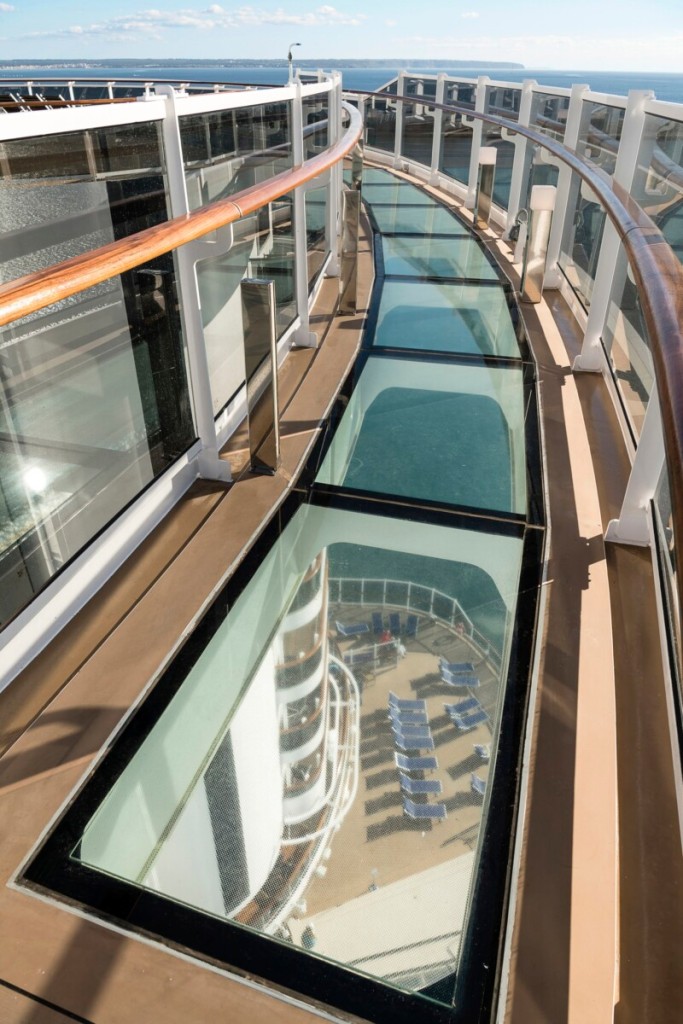 Passarela com piso de vidro em navio da nova temporada de cruzeiros pelo Brasil