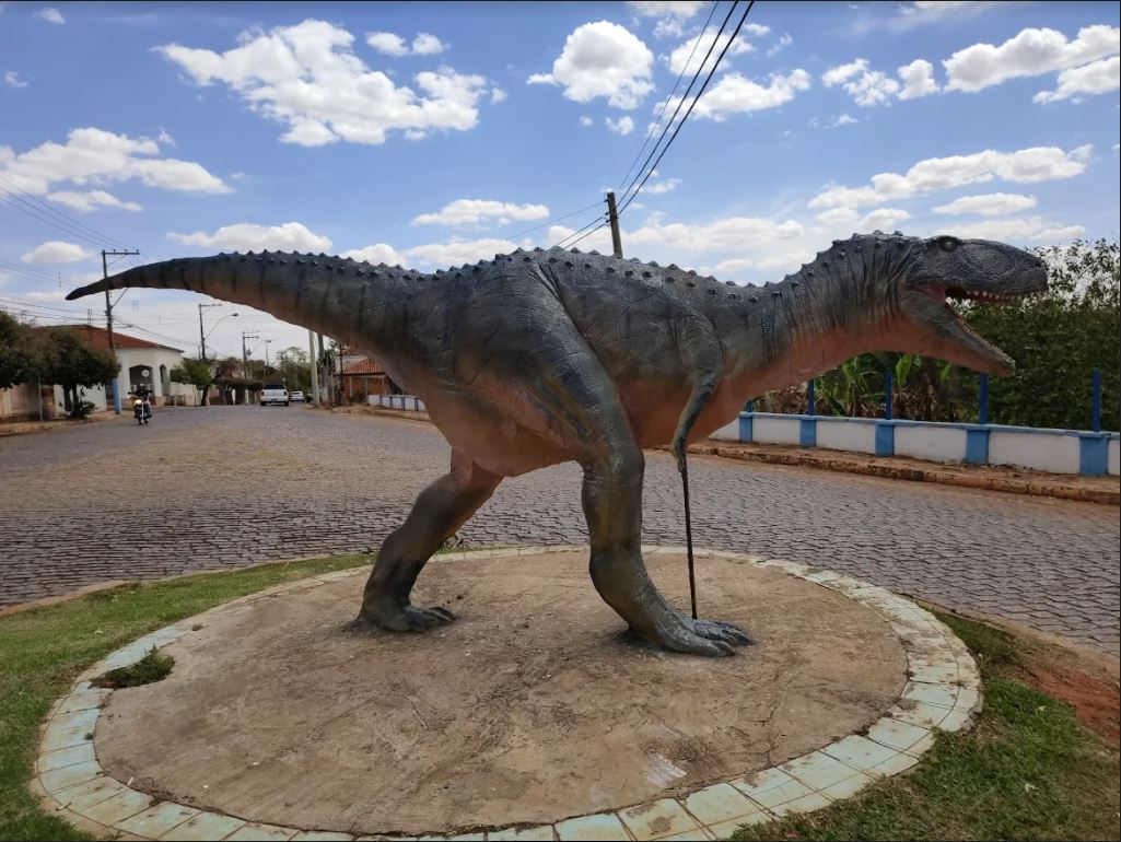 Réplica: em Uchoa tem museu para ver dinossauro